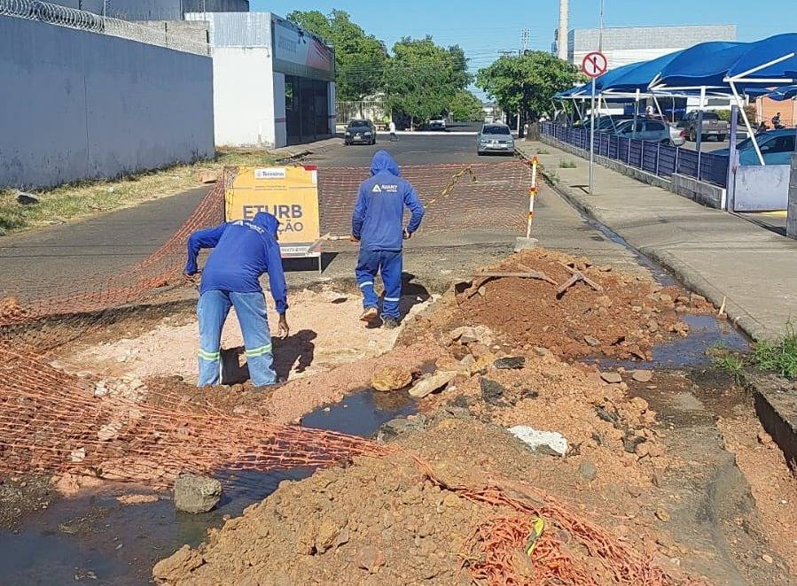 Equipe da ETURB trabalha na recuperação do asfalto da rua Piripiri, no bairro Vermelha. Foto: (Ascom/ETURB)