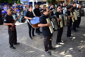 Prefeito participa do Arte na Praça no centro da cidade (Foto: Jailson Soares/SEMCOM)