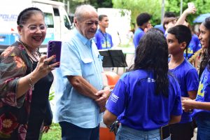 Prefeito participa do Arte na Praça no centro da cidade (Foto: Jailson Soares/SEMCOM)