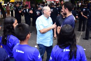 Prefeito participa do Arte na Praça no centro da cidade (Foto: Jailson Soares/SEMCOM)