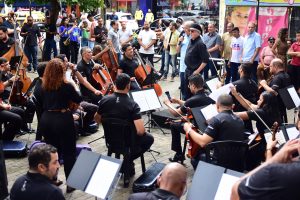 Prefeito participa do Arte na Praça no centro da cidade (Foto: Jailson Soares/SEMCOM)