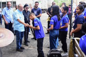 Prefeito participa do Arte na Praça no centro da cidade (Foto: Jailson Soares/SEMCOM)