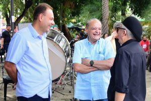 Prefeito participa do Arte na Praça no centro da cidade (Foto: Jailson Soares/SEMCOM)