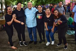 Prefeito participa do Arte na Praça no centro da cidade (Foto: Jailson Soares/SEMCOM)