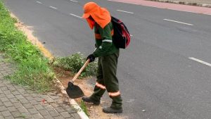 Limpeza do canteiro central (Foto: Ascom Eturb)