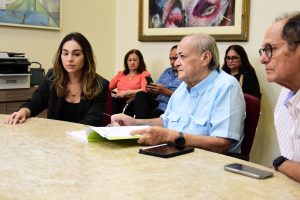 Prefeito Silvio Mendes em reunião com a coordenadora do Pacto pelas Crianças do Piauí, Isabel Fonteles e a conselheira do TCE, Rejane Dias (Foto: Jailson Soares/SEMCOM)