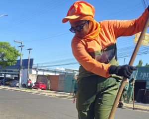 Agentes de Limpeza trabalham na Avenida Nações Unidas (Foto: Ascom SDU Centro)