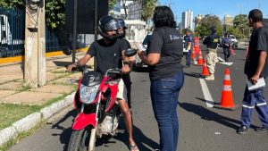 STRANS realiza blitz educativa como parte das ações do Maio Amarelo (Foto: Ascom Strans)
