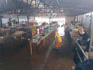Agentes realizam limpeza geral no Mercado da Piçarra (Foto: ASCOM/SDU Centro)