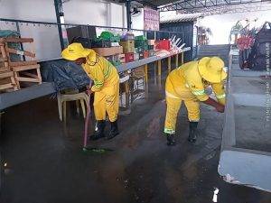 Agentes realizam limpeza geral no Mercado da Piçarra (Foto: ASCOM/SDU Centro)