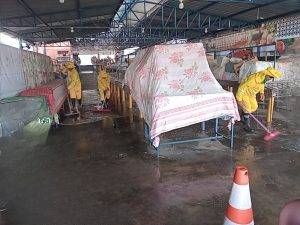 Agentes realizam limpeza geral no Mercado da Piçarra (Foto: ASCOM/SDU Centro)