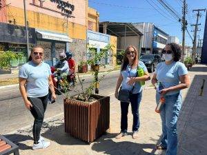 Prefeitura promove ação de sensibilização com comerciantes do Centro para cuidado com jarros públicos (Foto: ASCOM/SDU Centro)
