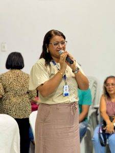 A SEMCASPI realizou ontem (26), no auditório da Fazenda da Paz, o Encontro de Integração do Programa Primeira Infância no SUAS/Criança Feliz, reunindo equipes técnicas, supervisores e visitadores para um momento de fortalecimento, aprendizagem e troca de experiências. A atividade marcou um importante passo no compromisso da gestão municipal com o cuidado integral às crianças de Teresina, reforçando a relevância da visita domiciliar, do acompanhamento familiar e da atuação intersetorial para garantir desenvolvimento, vínculos e oportunidades desde os primeiros anos de vida.
Durante o encontro, foi apresentado para a equipe o processo de reordenamento do Programa Criança Feliz, que passará a funcionar como Serviço de Proteção Social Básica no domicílio, voltado para crianças de 0 a 6 anos e gestantes. A mudança, prevista para 2026, representa um avanço significativo na política da Primeira Infância no município.
Para a coordenadora da Primeira Infância em Teresina, Roseane Mascarenhas, o momento representa um marco para a política pública. Segundo ela, “o encontro de integração da primeira infância é um marco no âmbito municipal, porque traz uma nova expectativa e o reordenamento de um serviço que já está em andamento. O Programa Criança Feliz passa por uma transformação e se torna um serviço de proteção social básica no domicílio. É também um momento de valorização da equipe que atua em todos os territórios, incluindo zona rural, fortalecendo nosso compromisso com a política da primeira infância. Teresina é um município que aderiu à Trilha da Primeira Infância, que representa o caminhar inicial para chegarmos ao novo serviço a partir de 2026.”
A secretária municipal da SEMCASPI, Eliane Nogueira, reforçou a relevância da Primeira Infância para a cidade.
“Cuidar das nossas crianças é cuidar do futuro de Teresina. Quando fortalecemos a visita domiciliar, apoiamos as famílias e garantimos atenção desde os primeiros anos, estamos construindo uma cidade mais humana, justa e preparada para as próximas gerações”, destacou.
Mais do que um encontro técnico, o momento se consolidou como um espaço de união, escuta qualificada e construção coletiva. O fortalecimento da política da Primeira Infância é entendido pela gestão como um investimento estratégico para transformar vidas e ampliar oportunidades ainda na primeira etapa do desenvolvimento.
Esteve presente no encontro a secretária municipal de Cidadania, Assistência Social e Políticas Integradas, Eliane Nogueira; o secretário executivo do SUAS, Douglas Cipriano; a gerente estadual da Primeira Infância no SUAS, Francimeire Marques; a coordenadora da Primeira Infância em Teresina, Roseane Mascarenhas; a gerente de Proteção Social Básica da SEMCASPI, Carmem Célia; e a gestora de Parcerias, Fannyelly Cristina.