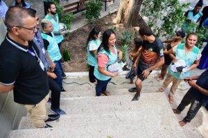 Entrega de banheiro móvel para as pessoas em situação de rua (Foto: Jailson Soares/ Semcom)