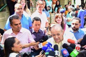 Entrega de banheiro móvel para as pessoas em situação de rua (Foto: Jailson Soares/ Semcom)