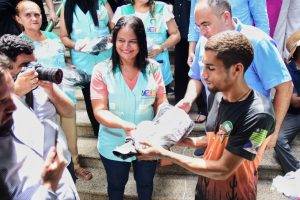Entrega de banheiro móvel para as pessoas em situação de rua (Foto: Jailson Soares/ Semcom)