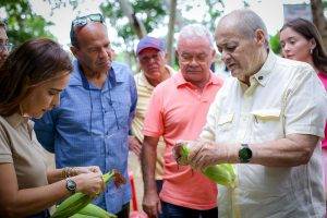 Visita em campo agrícola na Santa Maria da Codipi (Foto: Lucas Dias/SEMCOM)